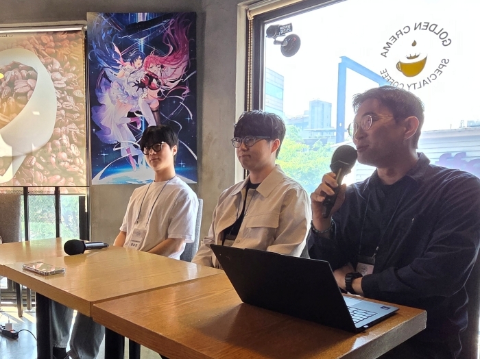 왼쪽부터 슈퍼크리에이티브 최승현 라이브 디렉터, 김기범 전투담당, 스마일게이트 김주형 사업실장