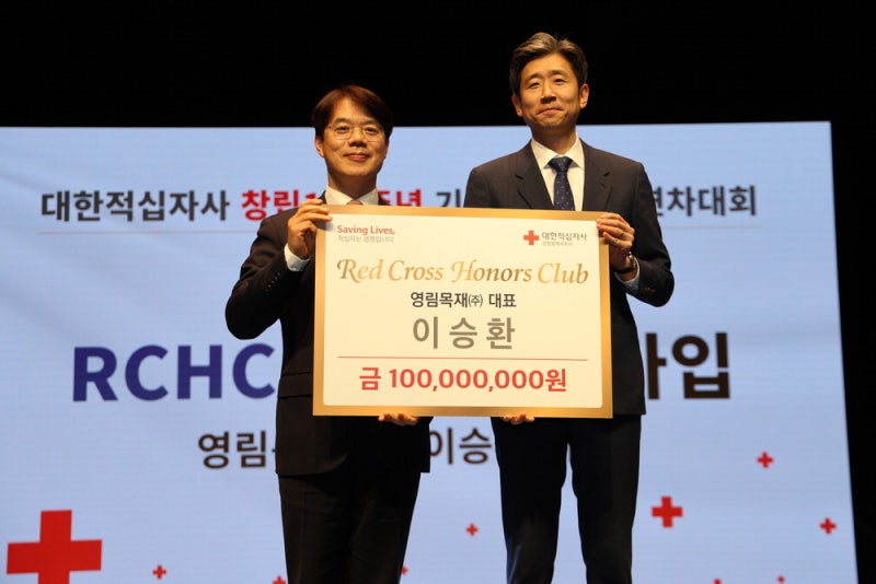 [착한리더가 세상을 바꾼다] "나무처럼 어우러져 살아야죠"… 3대째 기부
