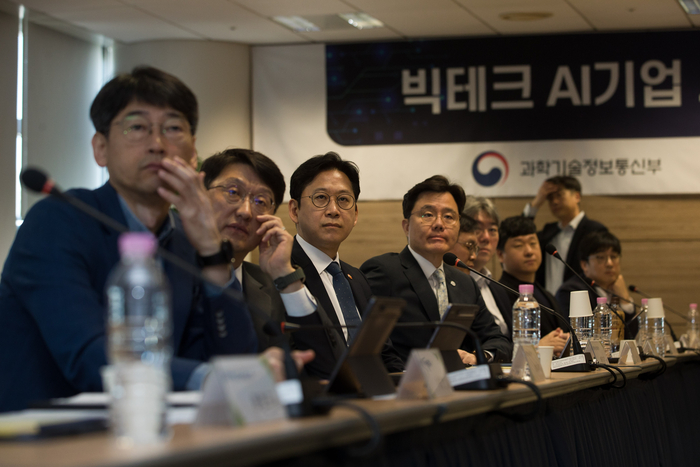 배경훈 부총리 겸 과학기술정보통신부 장관이 8일 오전 서울 종로구 광화문교보빌딩 국가과학기술자문회의 대회의실에서 열린 ‘빅테크 AI기업 사이버보안 프로젝트 관련 전문가 간담회’ 에서 발표를 듣고 있다. 왼쪽부터 과