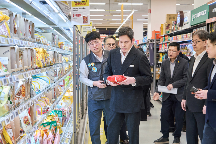  스타필드마켓 죽전점을 찾은 정용진 신세계그룹 회장이 노브랜드 간편식 매장에서 상품을 꼼꼼히 살피고 있는 모습.신세계그룹