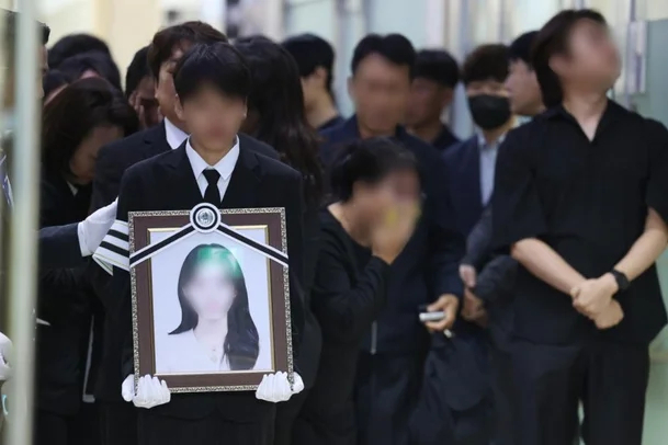  지난 7일 광주 광산구 신가동 한 장례식장에서 20대 남성의 흉기에 찔려 숨진 여고생의 발인이 진행되고 있다.[연합뉴스]