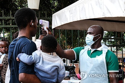  에볼라 발병이 확인된 민주콩고의 한 병원에서 방문객의 체온을 재는 모습.[사진=연합뉴스]