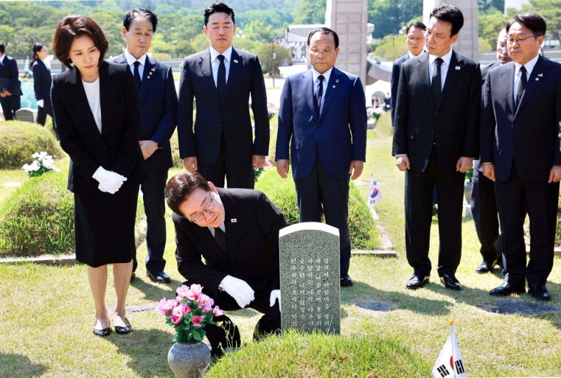 [포토] 5·18 묘역 참배하는 李대통령