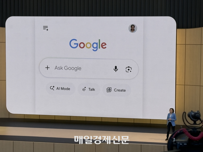 구글이 19일 열린 구글 I/O2026에서 바뀐 검색창을 선보이고 있다. [사진=원호섭 특파원]