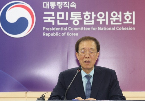 "靑행정관이 사사건건 관여 … 공직40년에 이런 무례 처음"