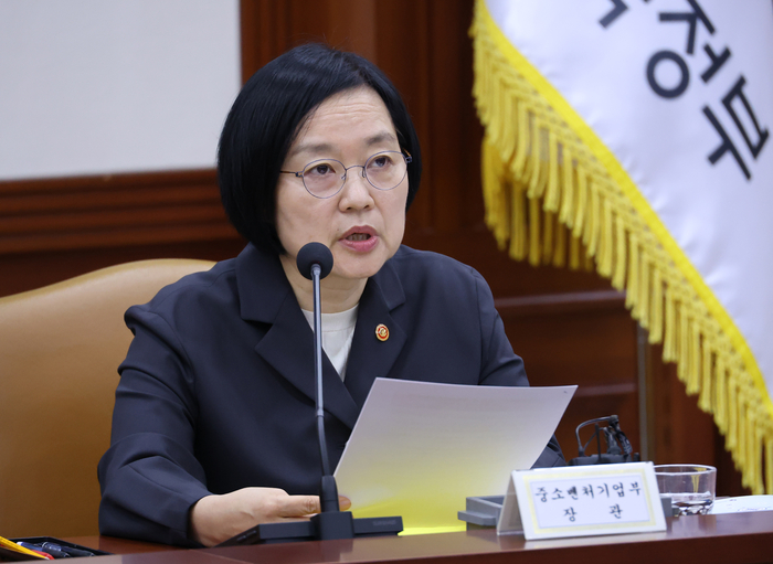  한성숙 중소벤처기업부 장관이 22일 서울 종로구 정부서울청사에서 열린 비상경제본부 회의 겸 경제장관ㆍ국가창업시대전략회의 및 부동산관계장관회의에서 모두의 창업 프로젝트 모집현황 및 향후 추진계획을 소개하고 있다.