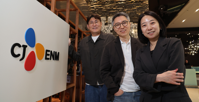 지난 11일 서울 상암 CJ ENM 센터에서 백현정 CJ ENM 콘텐츠이노베이션 담당(오른쪽부터), 정창익 CJ ENM AI Studio 팀장, 이덕우 비전스튜디오 대표가 인터뷰 전에 기념 촬영을 하고 있다. [이
