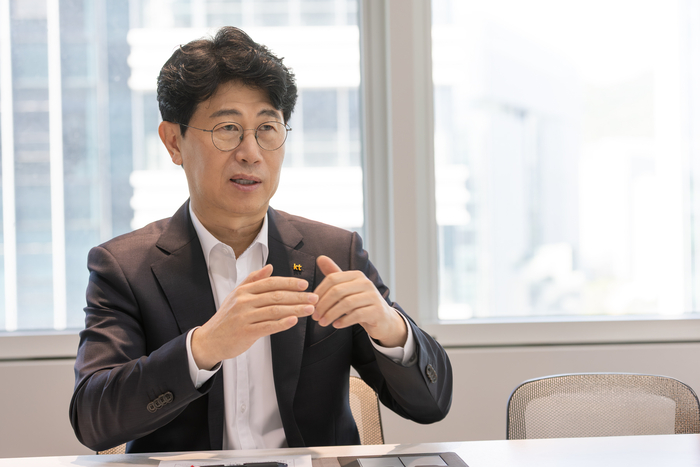 이상운 KT 정보보안실장(CISO·전무)이 경기 판교 KT 사옥에서 매일경제와 인터뷰하면서 자사의 주요 보안 대책에 대해 설명하고 있다. <사진=KT>