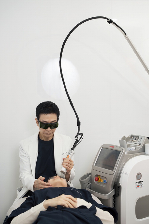 임이석 원장이 여드름 환자를 치료하고 있다.