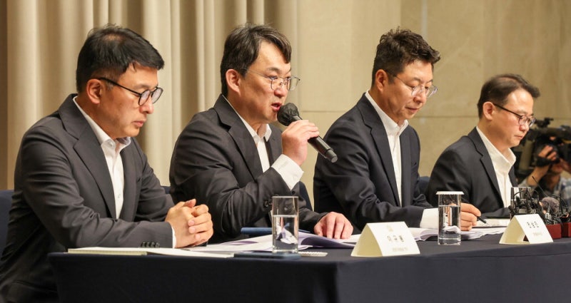 與 "뒤늦은 사과 씁쓸, 턱없이 부족"… 野 "스벅 희생양·인민 재판"