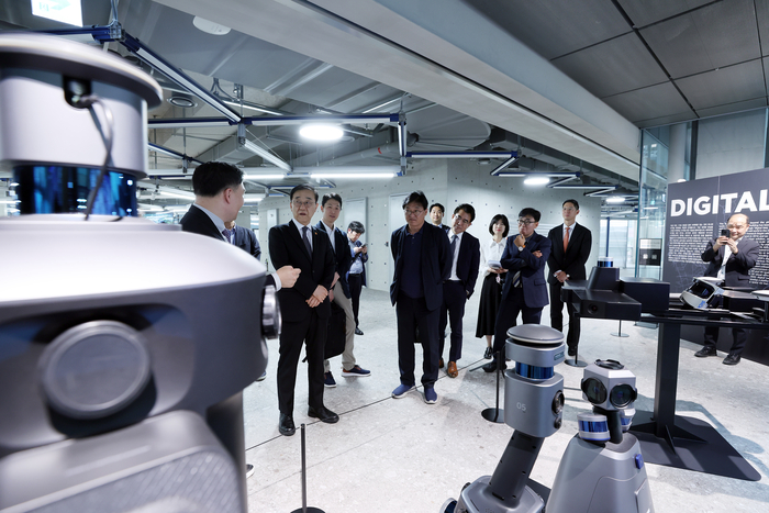 27일 경기 성남시 네이버 사옥 1784에서 김윤덕 국토교통부 장관이 로봇 관련 설명을 듣고 있다. <네이버>