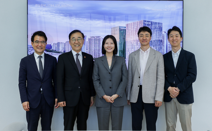 27일 경기 성남시 네이버 사옥 1784에서 (왼쪽부터) 남영우 국토교통부 기획조정실장, 김윤덕 국토교통부 장관, 최수연 네이버 대표, 유봉석 네이버 CRO, 윤성업 국토교통부 규제개혁법무담당관이 기념촬영을 하고