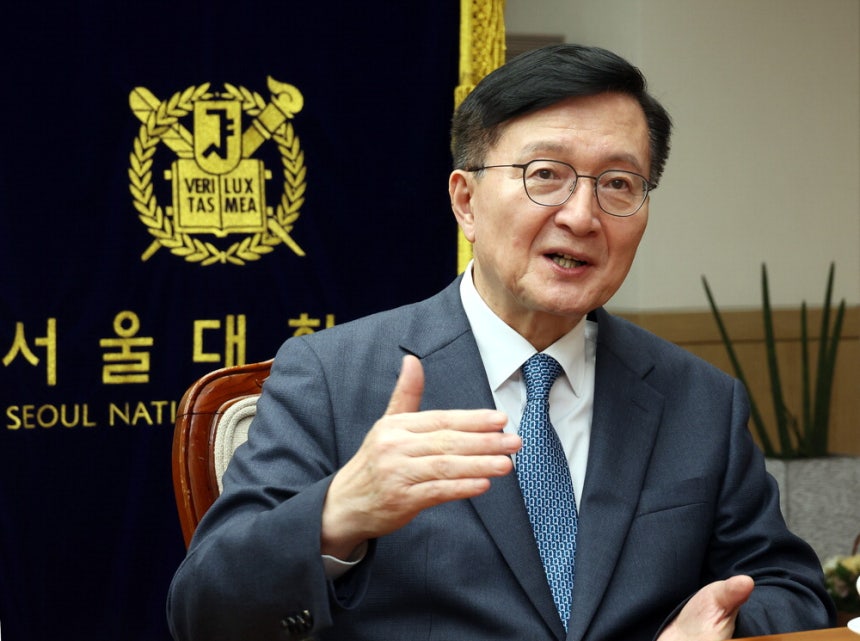 유홍림 서울대 총장이 지난 20일 서울 관악구 서울대 총장실에서 매일경제와 인터뷰하고 있다. 김재훈 기자