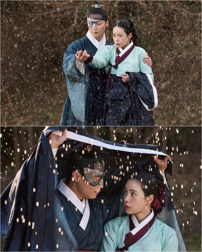 ‘<b>멋진 신세계</b>’ <b>임지연</b> 허남준, 빗속 데이트 포착...전생 서사 풀린다