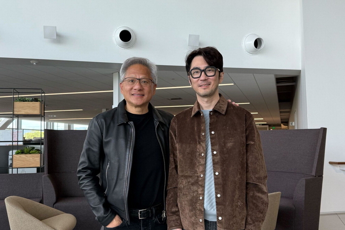 김창한 크래프톤 대표(오른쪽)와 젠슨 황 엔비디아 최고경영자(CEO). 크래프톤 링크트인