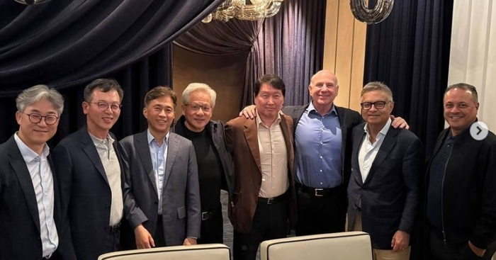 젠슨 황 엔비디아 최고경영자(CEO·왼쪽 넷째)와 최태원 SK그룹 회장(다섯째) 및 양사 경영진이 지난 1일(현지시간) 회동 후 기념촬영을 하고 있다. SK하이닉스