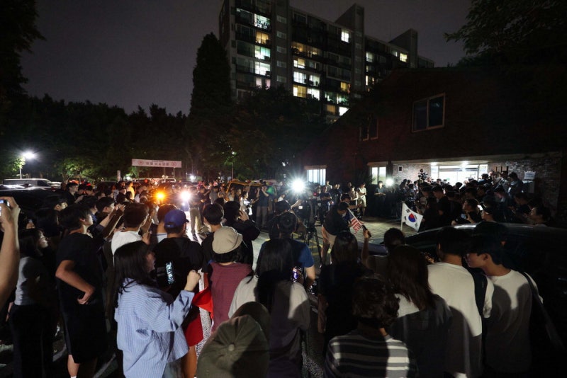 전대미문 '밤 10시 투표'… 폭력사태 우려에 경찰기동대 긴급 투입