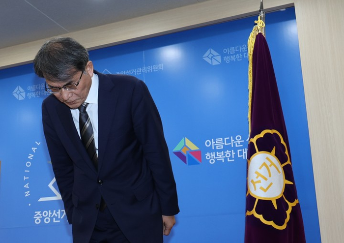 노태악 “선관위원장직 물러나겠다”…‘<b>투표</b>지 <b>부족 사태</b>’ 책임
