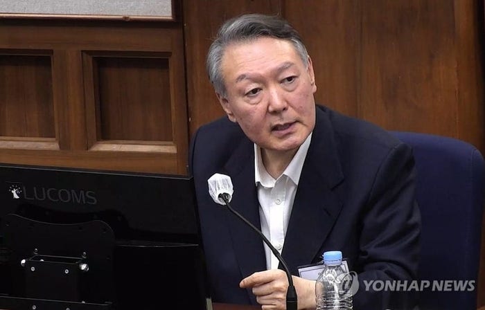 韓国人「ユン・ソクヨル元大統領、戒厳令正当化メッセージ疑惑で特検に出頭」→「戒厳令は正当だった！」