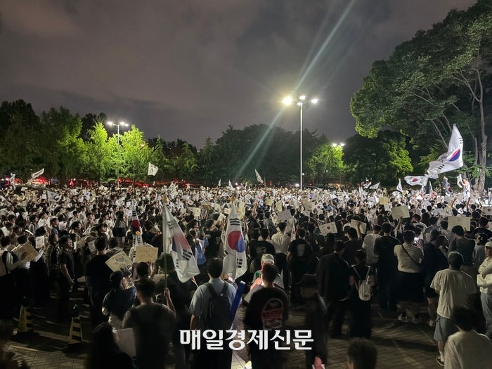 “성조기 내려달라”하니 “내 자유”…강경파 합류에 격해지는 잠실개...