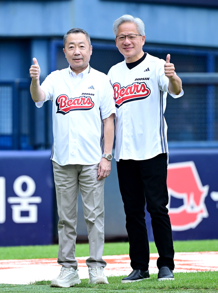  젠슨 황 엔비디아 최고경영자(CEO)가 7일 서울 잠실야구장에서 열린 2026 프로야구 KBO리그 키움 히어로즈와 두산 베어스의 경기에 앞서 시구를 마친 뒤 시타자로 나선 박정원 두산그룹 회장과 기념촬영을 하고 있