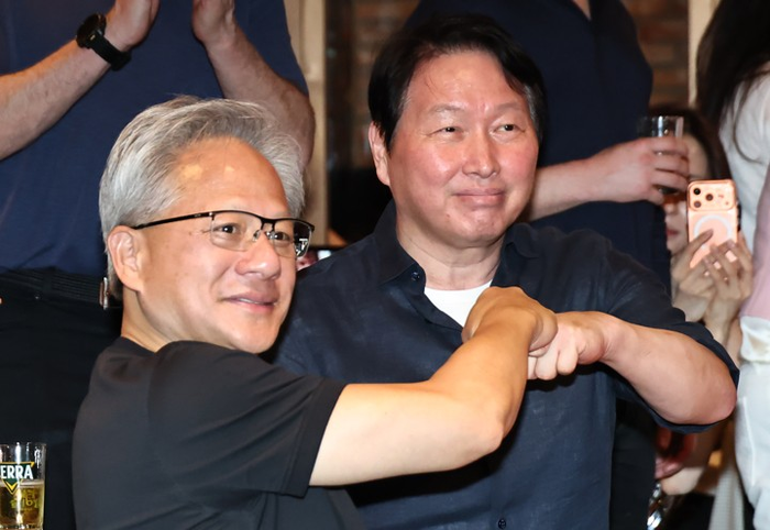이젠 진짜 일 얘기로...<b>젠슨황</b>, SK·삼성·<b>LG</b> 등에 내놓을 선물 보따리는