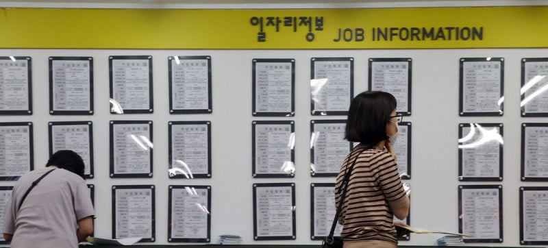 청년취업자 25만명 '뚝' … 코로나 이후 최대폭 감소