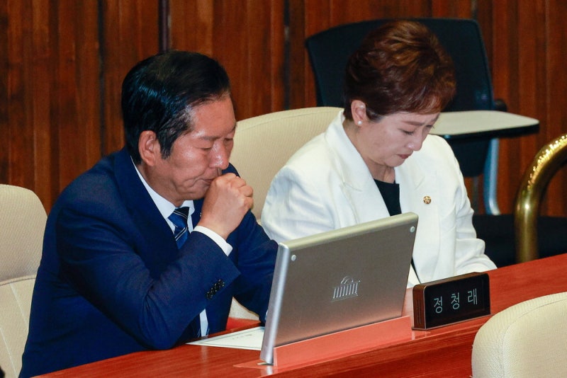 민주도 '두쪽'… 단결 외친 鄭 면전서 "물러나라"