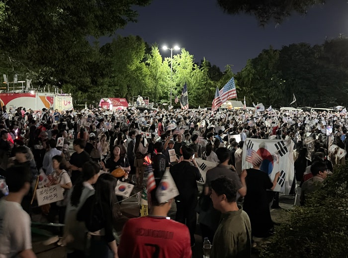 3만명 몰렸던 <b>잠실 개표소</b>…‘<b>시위</b> 9일째’ 주말 아침 700명 집결