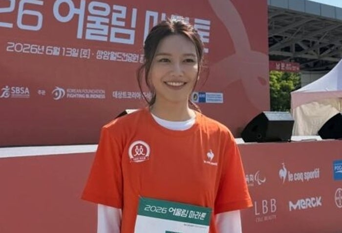 수영, ‘정경호와 결별’ 후 첫 공식석상…시각장애 부친과 ‘선한 레이스’