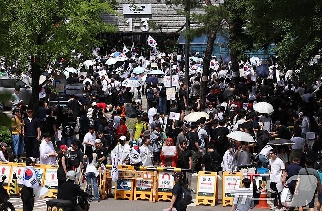 700명→2만명…‘투표용지 부족 사태’ 촉발 잠실 시위 청년층 인파 급증