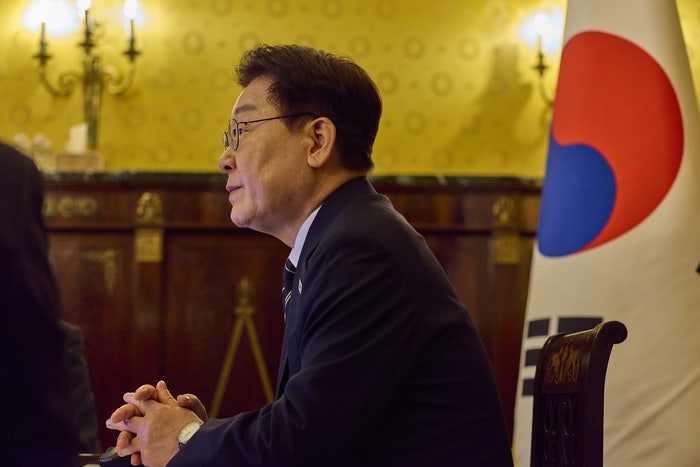 [속보] 李 <b>대통령</b> 지지율 4주째 <b>하락</b>…국힘 44.3%·민주 38.0% [리얼미터...