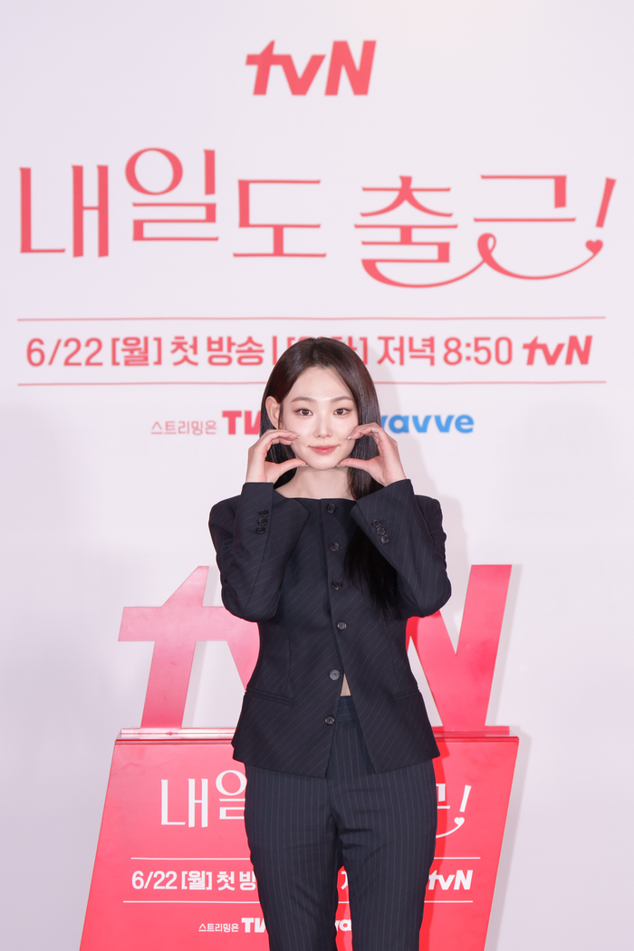 ‘<b>내일도 출근</b>!’ 강미나, 불어 인사 요청에 “실례합니다”