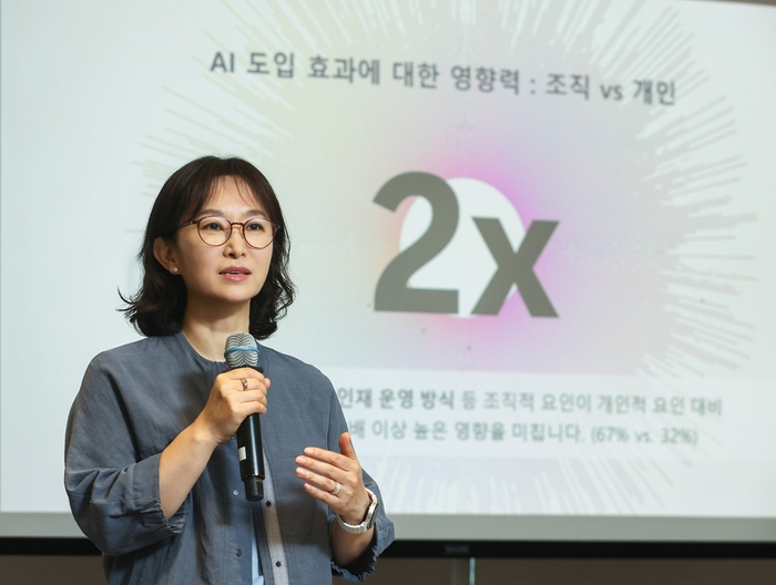  오성미 한국마이크로소프트 AI 워크포스 고투마켓(GTM) 디렉터가 발표하고 있다.[사진 = 마이크로소프트]