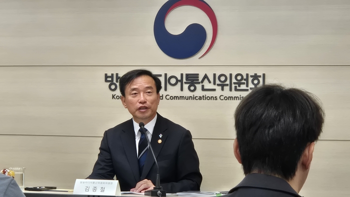 김종철 방송미디어통신위원장이 15일 경기 과천 소재 정부과천청사 내 방송미디어통신위원회에서 취임 6개월을 맞아 출입기자단과 간담회를 하고 있다. <사진=고민서 기자>