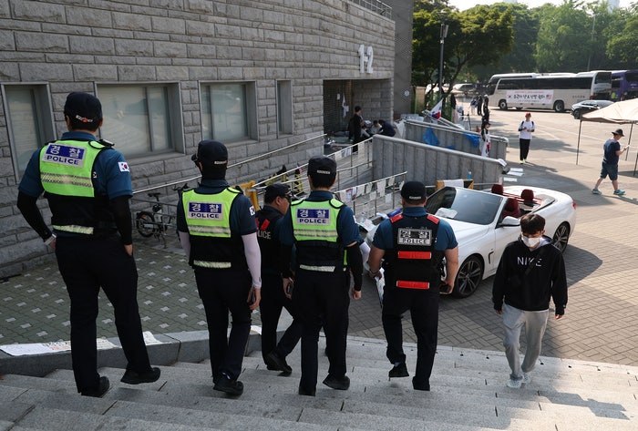 [속보] 12일째 막힌 <b>잠실 개표소</b>, 경찰 진입 시도…시위대와 <b>대치</b>
