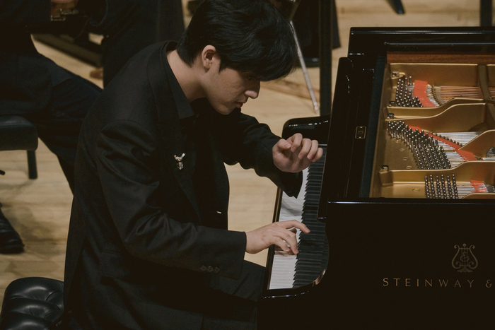  피아니스트 임윤찬이 카메라타 잘츠부르크와 모차르트 피아노 협주곡을 연주하고 있다.ⓒShin-joong Kim