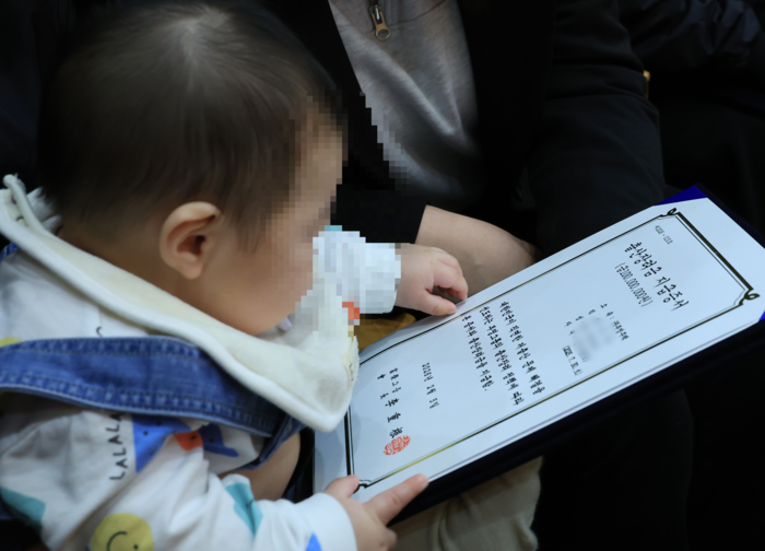 “아빠 혼자 벌어선 어림 없지”…아이 키우는 10가구 중 6가구는 맞벌이