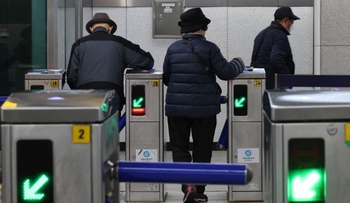 서울시, ‘지하철 무임승차 70세·버스로 확대’ 공청회 추진