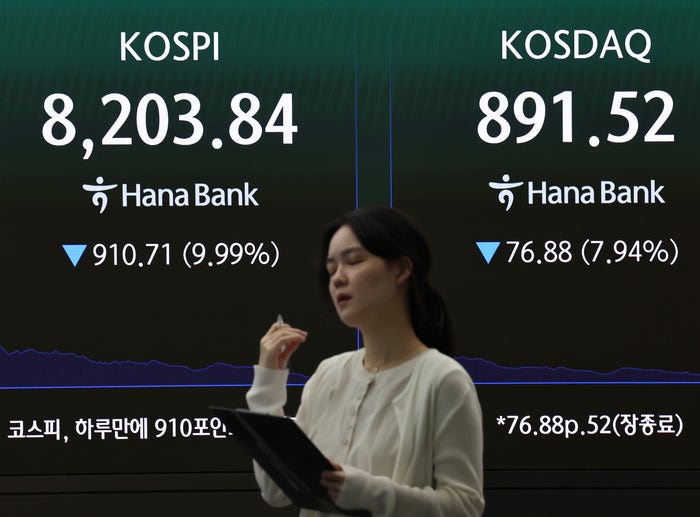 ‘검은 화요일’ 코스피, 10% <b>급락</b>한 8203 마감…코스닥 7.9%↓