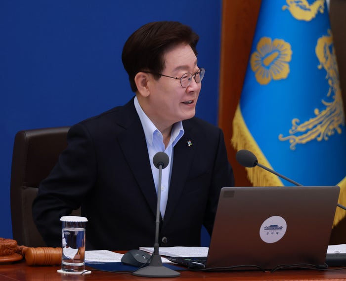 청와대서 솥뚜껑 삼겹살에 치맥…<b>이재명</b> 대통령, <b>주한외교단</b> 초청 <b>만찬</b>
