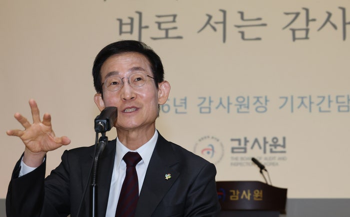 <b>김호철 감사원장</b> “선관위 회계검사 자료수집 시작…7월 실지감사”