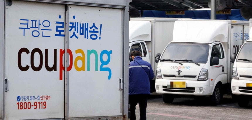 서울의 한 쿠팡 물류센터에서 작업자가 배송 준비를 하고 있다.매경DB