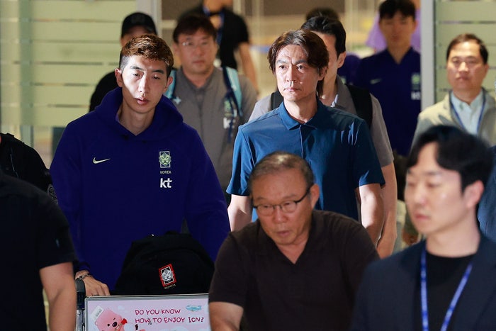 “전술을 이렇게 짜지”…홍명보, 조현우·박항서 투톱 세워 무표정 귀국