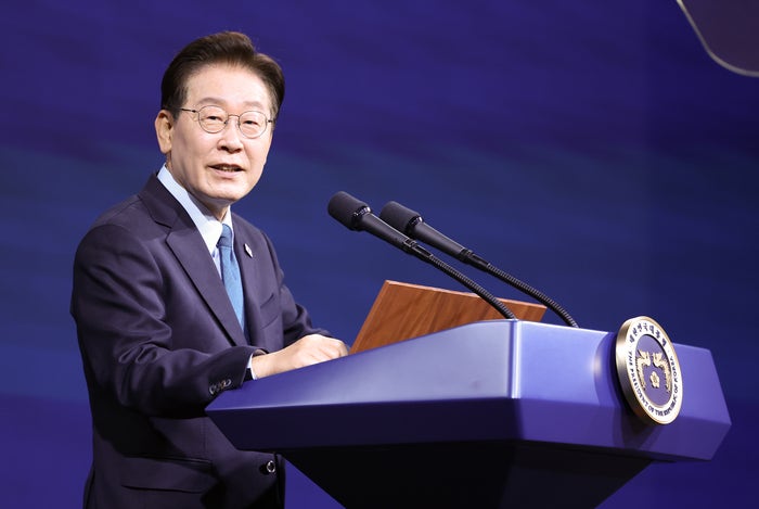 [속보] <b>이 대통령</b> “<b>이재용 결단</b>이 첨단산업 도약 선도…이병철 떠올라...