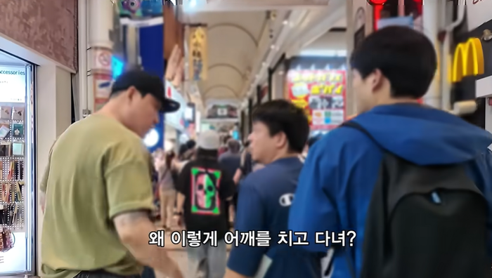 일본 길거리에서 어깨빵 치고 다니던 민폐남, 한국 유튜버한테 딱 걸렸네