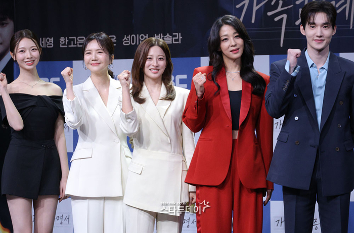 [포토]<b>드라마</b> ‘<b>가족관계증명서</b>’ 주역들