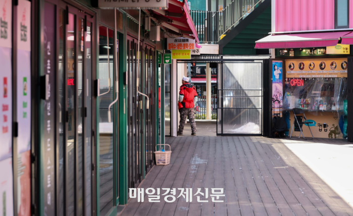 “비올 때 우산드립니다”…시중은행, 소비 침체 속 ‘골목 상생’ 러.....