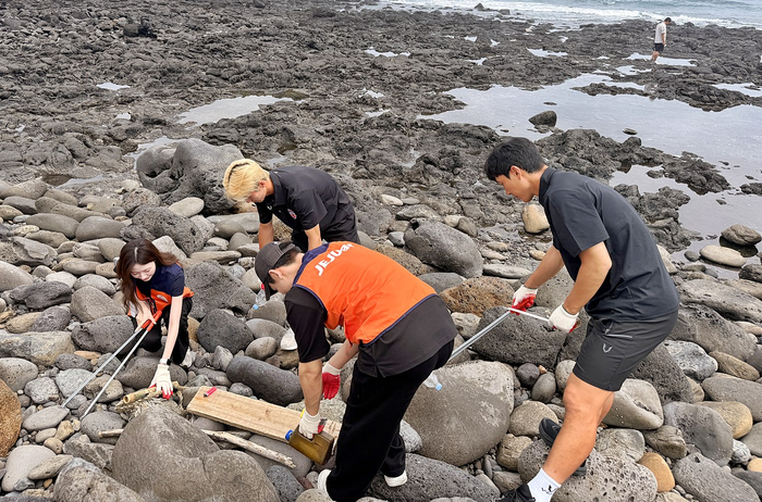 “제주 바다 우리가 지킨다”…제주항공·제주SK 해양정화 플로깅