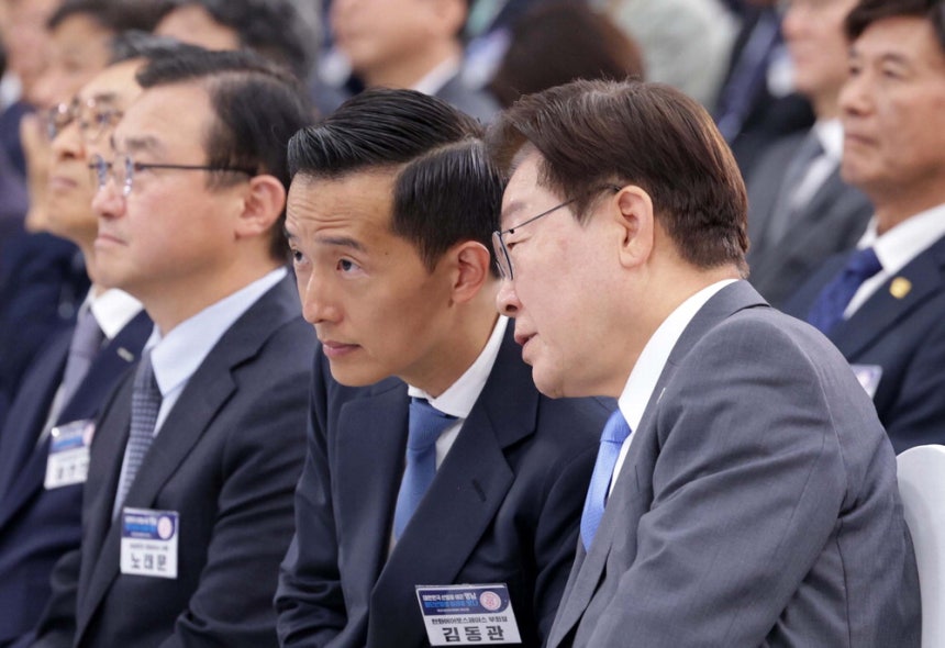 李대통령과 대화하는 김동관이재명 대통령이 3일 경남 진주시 경상국립대에서 열린 '영남권 첨단 산업 산업 비전 국민보고회'에서 김동관 한화 부회장과 대화하고 있다.김호영 기자